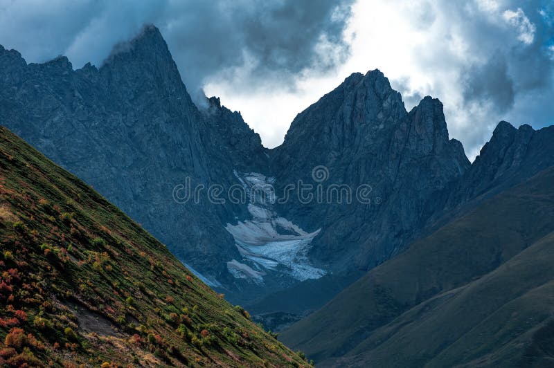 Sharp Roshkakhori mountain peaks in the clouds stock photography Sharp Roshkakhori mountain peaks in the clouds stock photography