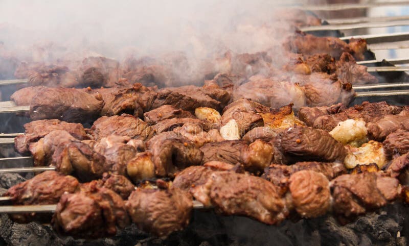 Shashlik ou shashlyk pr?parant sur un gril de barbecue au-dessus de charbon de bois Cubes grill?s de viande de porc sur la broche photographie stock Shashlik ou shashlyk pr?parant sur un gril de barbecue au-dessus de charbon de bois Cubes grill?s de viande de porc sur la broche photographie stock