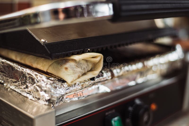 Shawarma doner piec w elektrycznym piekarniku w fast food restauracji obrazy royalty free Shawarma doner piec w elektrycznym piekarniku w fast food restauracji obrazy royalty free