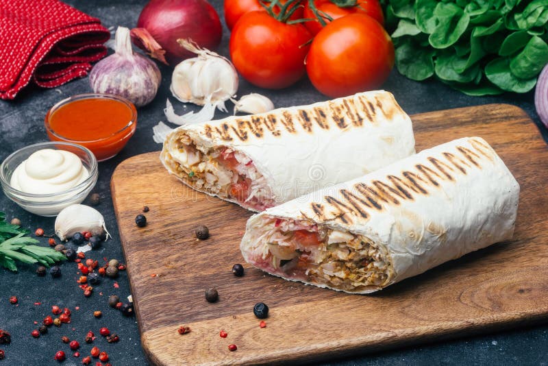 Shawarma ή doner περικάλυμμα Doner kebab Ψημένο στη σχάρα κοτόπουλο στο ψωμί pita lavash με τα φρέσκα λαχανικά - ντομάτες, πράσιν στοκ εικόνα με δικαίωμα ελεύθερης χρήσης Shawarma ή doner περικάλυμμα Doner kebab Ψημένο στη σχάρα κοτόπουλο στο ψωμί pita lavash με τα φρέσκα λαχανικά - ντομάτες, πράσιν στοκ εικόνα με δικαίωμα ελεύθερης χρήσης