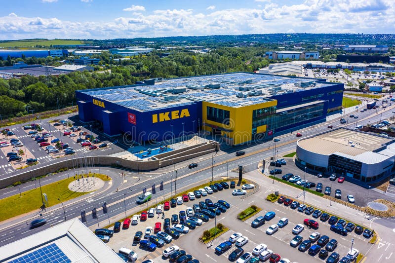 SHEFFIELD, REGNO UNITO - 6 GIUGNO 2019: Colpo aereo di grande nuovo deposito di Ikea costruito sulle periferie di Sheffield fotografia stock libera da diritti SHEFFIELD, REGNO UNITO - 6 GIUGNO 2019: Colpo aereo di grande nuovo deposito di Ikea costruito sulle periferie di Sheffield fotografia stock libera da diritti
