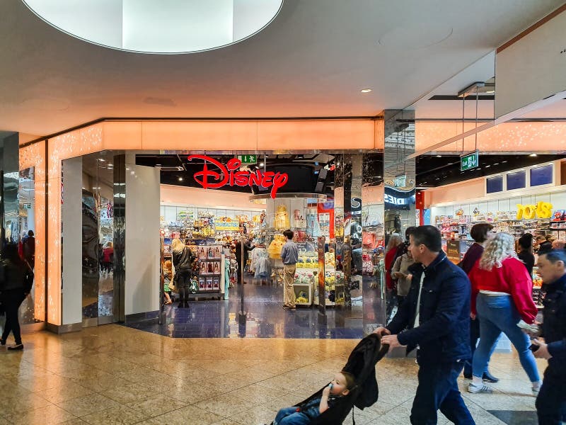SHEFFIELD, REINO UNIDO - 14 DE ABRIL DE 2019: A loja de Disney situada no meio de Meadowhall, Sheffield, South Yorkshire, Reino U imagens de stock royalty free SHEFFIELD, REINO UNIDO - 14 DE ABRIL DE 2019: A loja de Disney situada no meio de Meadowhall, Sheffield, South Yorkshire, Reino U imagens de stock royalty free