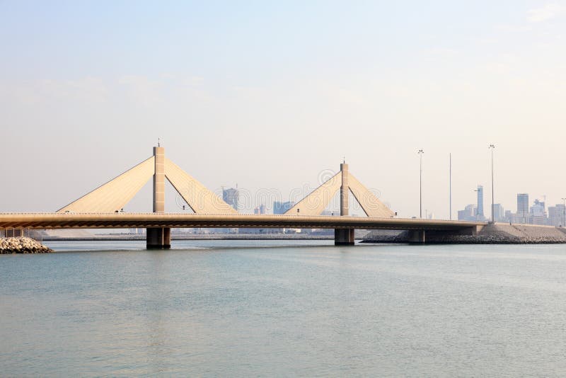 Sheikh Isa Causeway Bridge i Bahrain royaltyfri foto Sheikh Isa Causeway Bridge i Bahrain royaltyfri foto