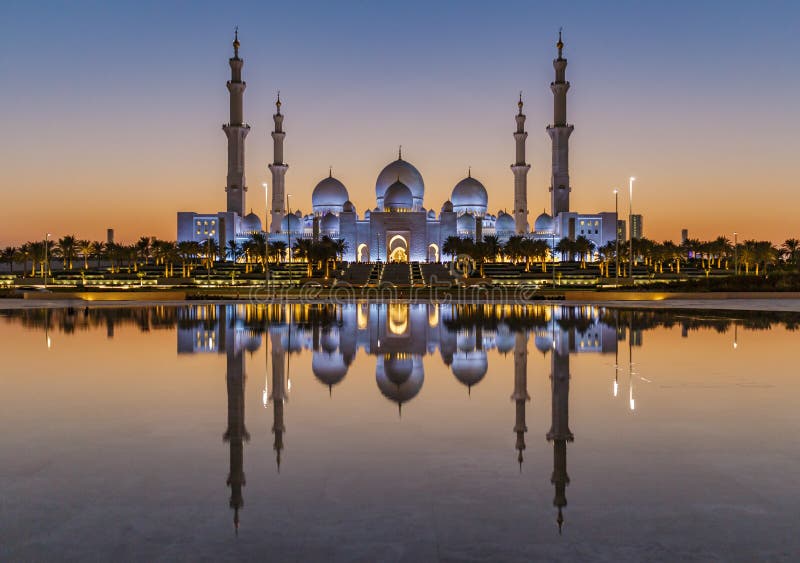Sheikh Zayed Grand Mosque Abu Dhabi no por do sol fotos de stock royalty free Sheikh Zayed Grand Mosque Abu Dhabi no por do sol fotos de stock royalty free