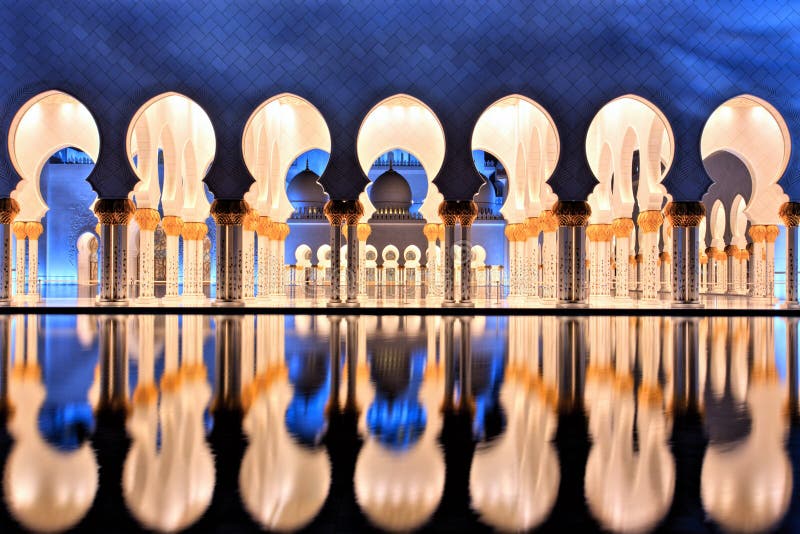 Mesquita Sheikh Zayed em Abu Dhabi ao Entardecer foto de stock