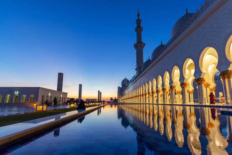 Sheikh Zayed Grand Mosque em Abu Dhabi perto de Dubai na noite, UAE imagem de stock royalty free Sheikh Zayed Grand Mosque em Abu Dhabi perto de Dubai na noite, UAE imagem de stock royalty free