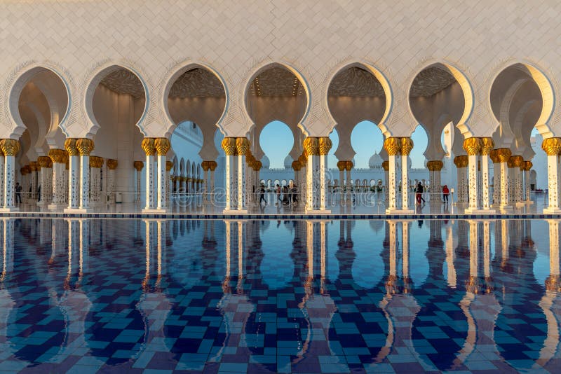 Sheikh Zayed Grand Mosque em Abu Dhabi perto de Dubai, UAE foto de stock royalty free Sheikh Zayed Grand Mosque em Abu Dhabi perto de Dubai, UAE foto de stock royalty free