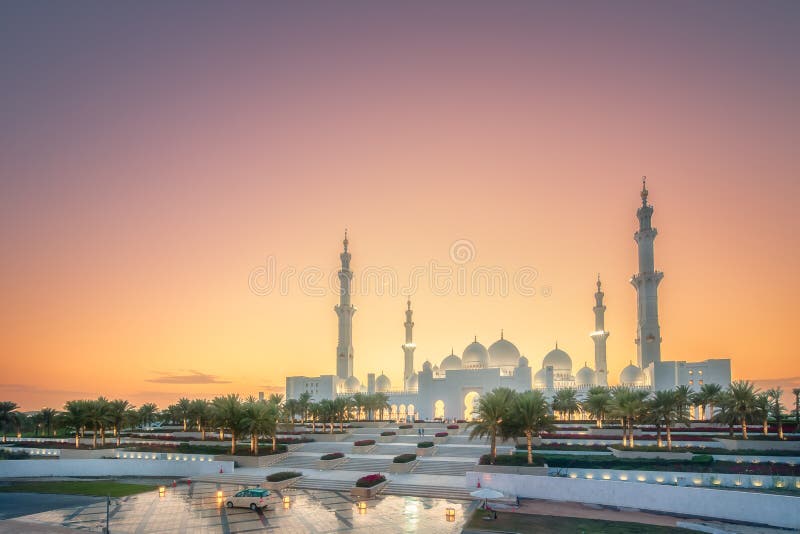 Sheikh Zayed Grand Mosque en la puesta del sol Abu Dhabi, UAE imagen de archivo libre de regalías Sheikh Zayed Grand Mosque en la puesta del sol Abu Dhabi, UAE imagen de archivo libre de regalías