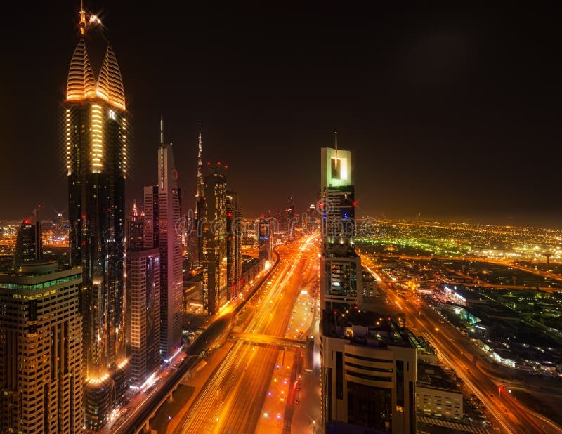 Sheikh Zayed Road bis zum Nacht, Dubai lizenzfreies stockfoto Sheikh Zayed Road bis zum Nacht, Dubai lizenzfreies stockfoto