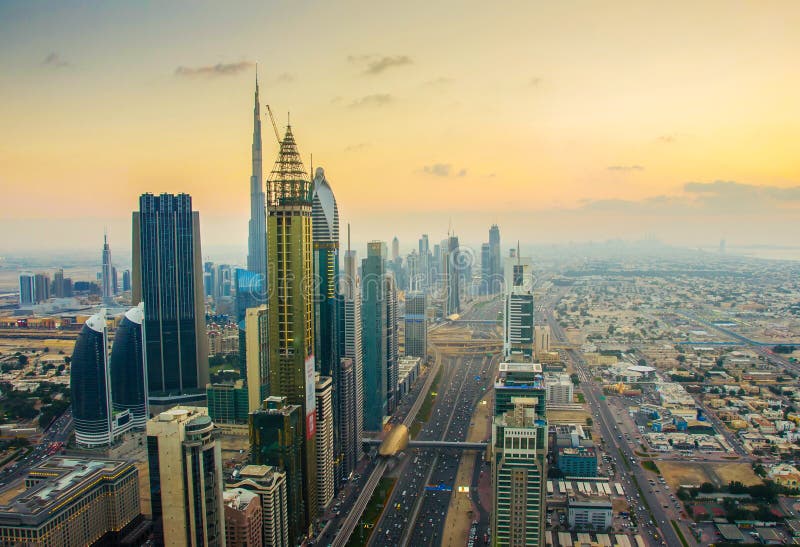 Sheikh Zayed Road-zonsondergangmening, Doubai stock fotografie Sheikh Zayed Road-zonsondergangmening, Doubai stock fotografie