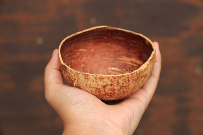 Shell natural do coco da bacia à disposição fotografia de stock royalty free