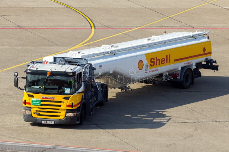 Shell-tankwagenluchthaven op tarmac royalty-vrije stock afbeelding Shell-tankwagenluchthaven op tarmac royalty-vrije stock afbeelding