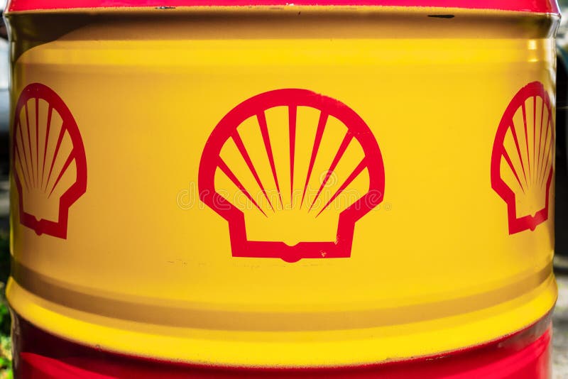 Shell versinnbildlichen auf dem Ölbarrel lizenzfreie stockfotografie Shell versinnbildlichen auf dem Ölbarrel lizenzfreie stockfotografie