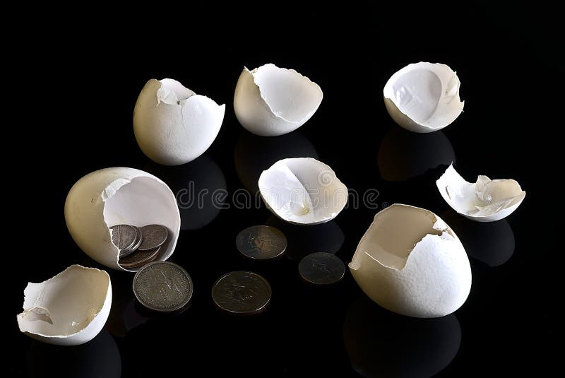 Shells van het muntstukken binnen gebroken ei stock afbeeldingen Shells van het muntstukken binnen gebroken ei stock afbeeldingen