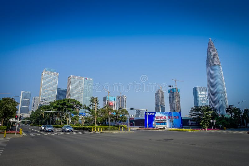 SHENZEN, ΚΊΝΑ - 29 ΙΑΝΟΥΑΡΊΟΥ 2017: Γειτονιά της Shan γιαγιάδων, οδοί καρδιών της πόλης και sorroundings, όμορφο μίγμα πράσινου στοκ εικόνα SHENZEN, ΚΊΝΑ - 29 ΙΑΝΟΥΑΡΊΟΥ 2017: Γειτονιά της Shan γιαγιάδων, οδοί καρδιών της πόλης και sorroundings, όμορφο μίγμα πράσινου στοκ εικόνα