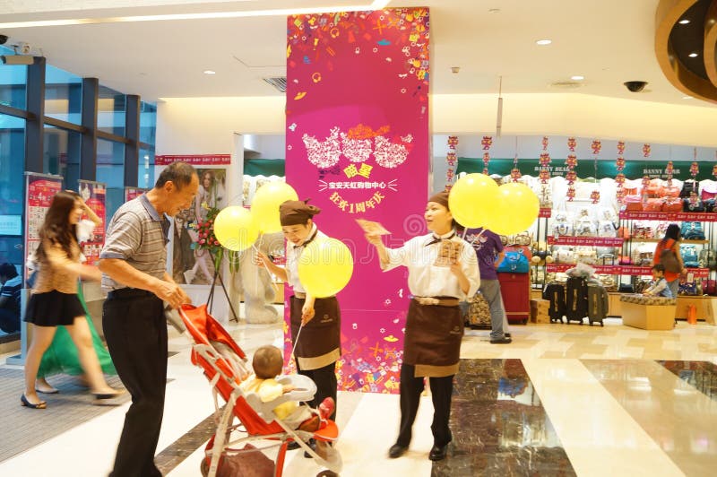 Shenzhen, China: as atividades relativas à promoção nos shopping, dando afastado balloons