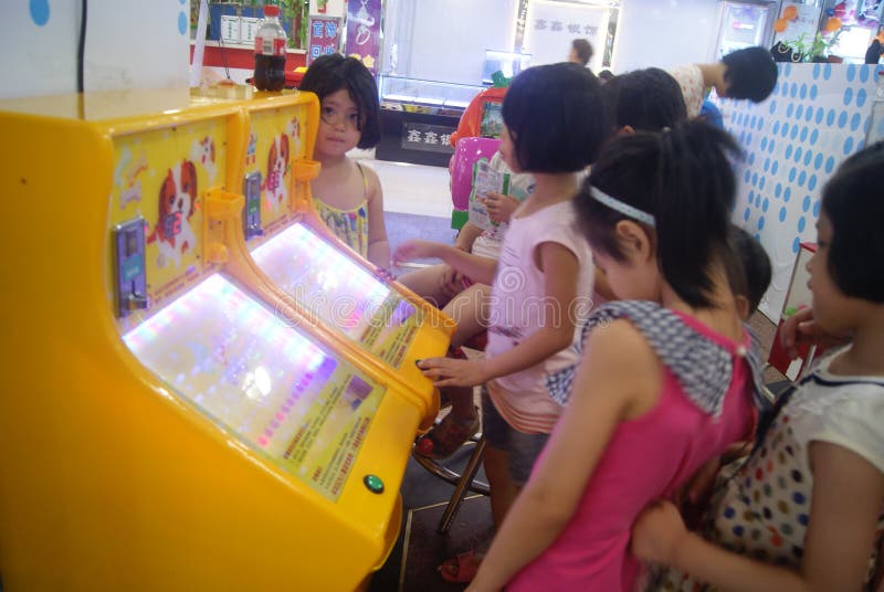 Shenzhen, China: de speelplaats van kinderen stock afbeeldingen Shenzhen, China: de speelplaats van kinderen stock afbeeldingen