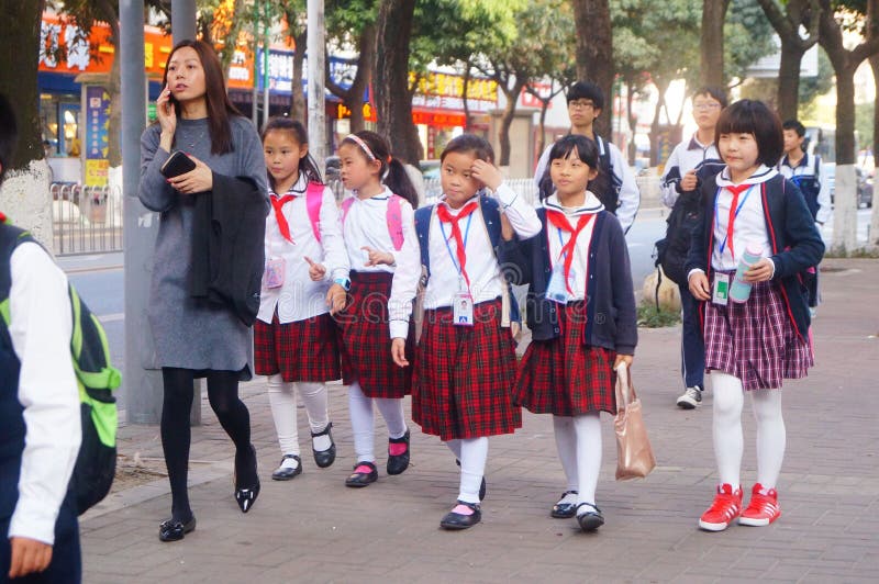 Shenzhen, China: de studenten lopen naar huis na school