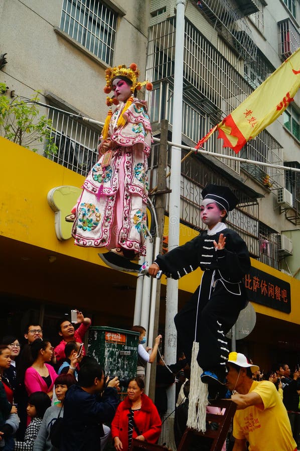 Shenzhen, China: de traditionele volksactiviteiten van de piaoseparade, kinderen die de oude zeer mooie dans van het kostuumssalv