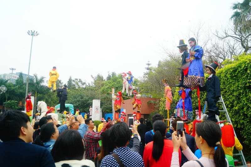 Shenzhen, China: de traditionele volksactiviteiten van de piaoseparade, kinderen die de oude zeer mooie dans van het kostuumssalv