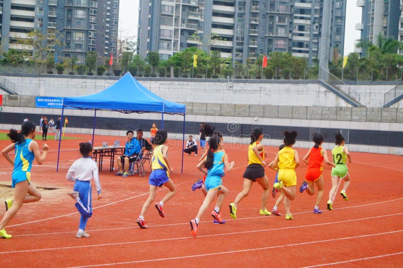 Shenzhen, China: een selectie van van het elitespoor en gebied atleten in de primaire en middelbare scholen