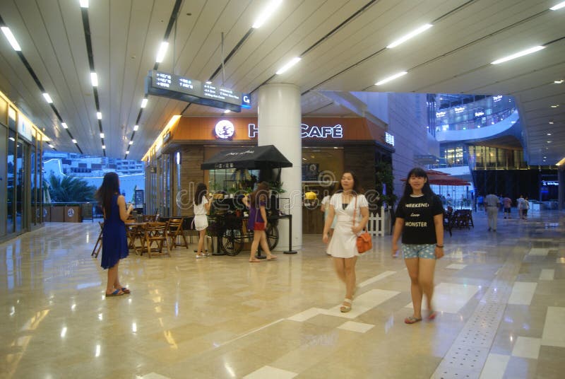 Shenzhen, China: große Einkaufszentruminnenraumlandschaft stockbilder Shenzhen, China: große Einkaufszentruminnenraumlandschaft stockbilder