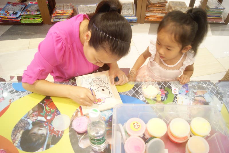 Shenzhen, China: Kunst- und Handwerksproduktwerkstatt der Kinder lizenzfreies stockbild Shenzhen, China: Kunst- und Handwerksproduktwerkstatt der Kinder lizenzfreies stockbild