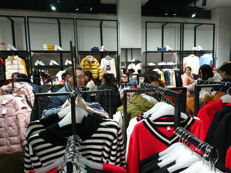 Shenzhen, China: La Gente Compra Ropa Con Descuento En Una Tienda De Ropa Imagen de archivo editorial Imagen de venta, ropas: 135540269