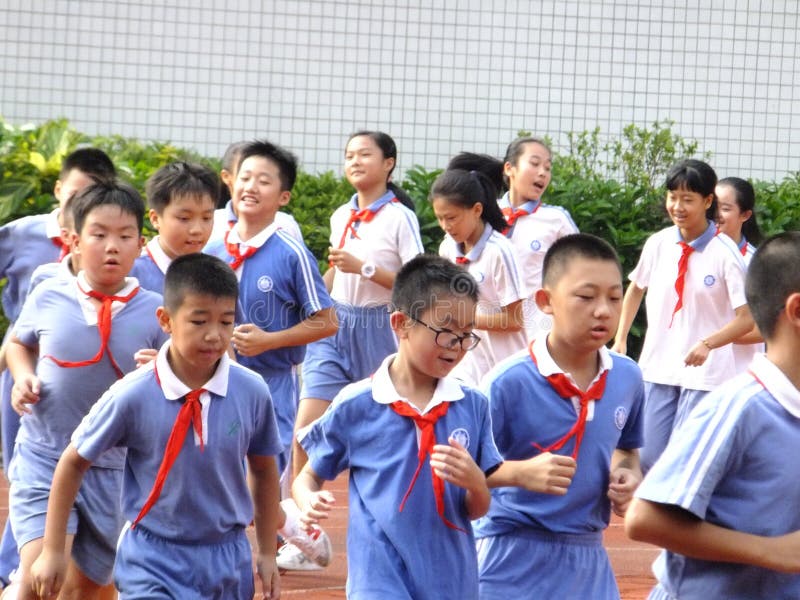 Shenzhen, China: lage schoolstudenten in de lichamelijke opvoedingsklasse