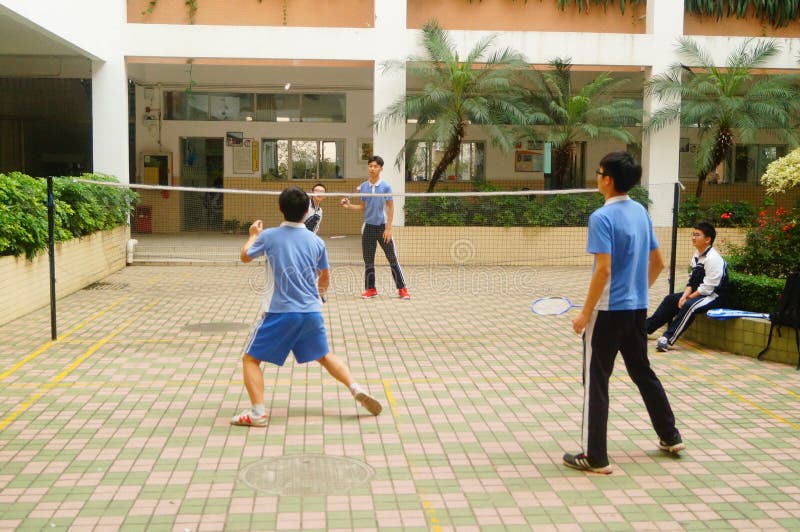 Shenzhen, China: lage schoolstudenten die badminton spelen