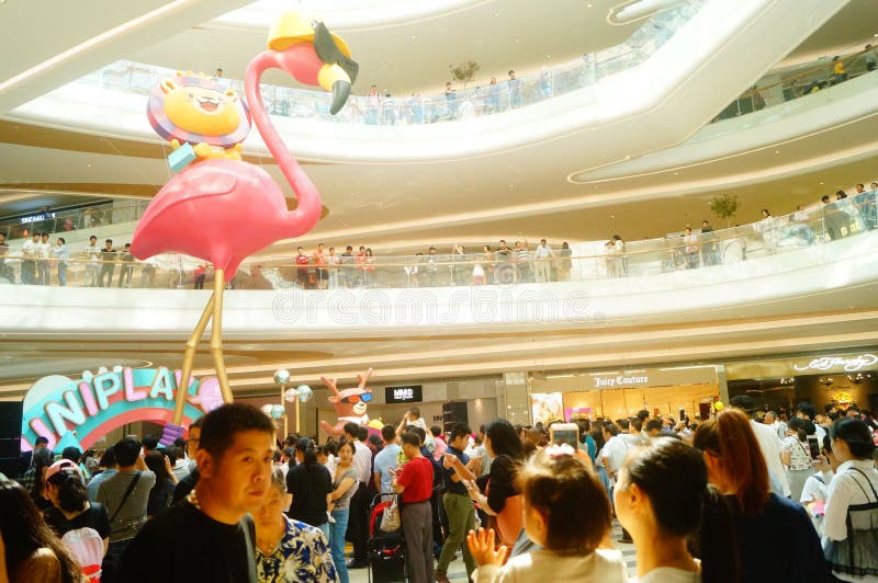 Shenzhen, China: las alamedas de compras grandes abiertas, y mucha gente asistieron a la ceremonia de inauguración imagenes de archivo
