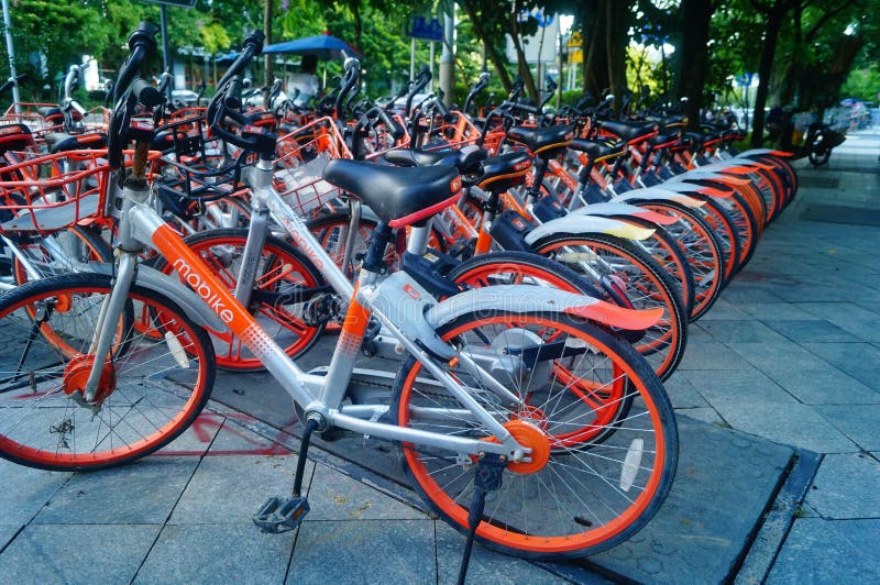 Shenzhen, China: uma mobike está estacionada na rua fotos de stock royalty free