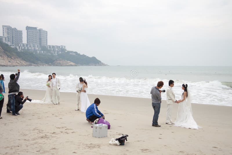 SHENZHEN, CHINA, 2011-11-26: Pares chineses numerosos no casamento foto de stock royalty free SHENZHEN, CHINA, 2011-11-26: Pares chineses numerosos no casamento foto de stock royalty free