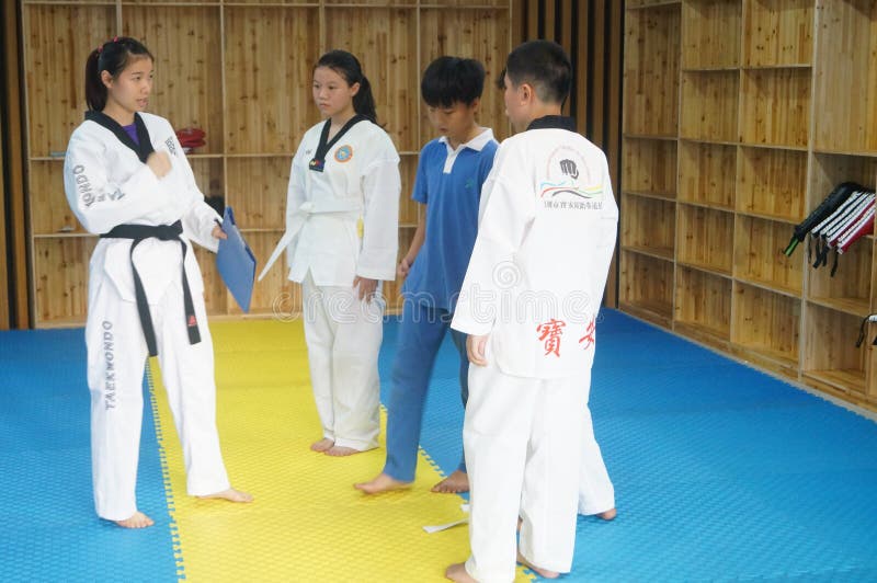 Shenzhen, China: Taekwondo-Training lizenzfreie stockbilder Shenzhen, China: Taekwondo-Training lizenzfreie stockbilder
