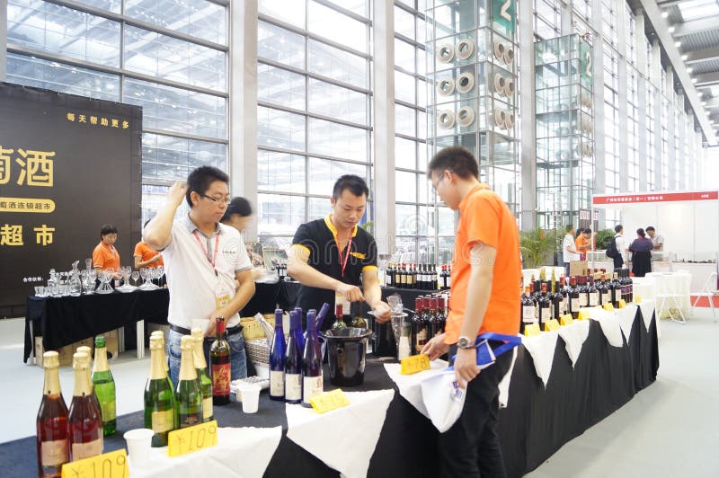 Shenzhen, China: Wijnverkoop stock foto Shenzhen, China: Wijnverkoop stock foto
