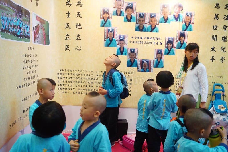 Shenzhen, Chine : Les enfants de la Chine utilisent le costume antique photographie stock Shenzhen, Chine : Les enfants de la Chine utilisent le costume antique photographie stock