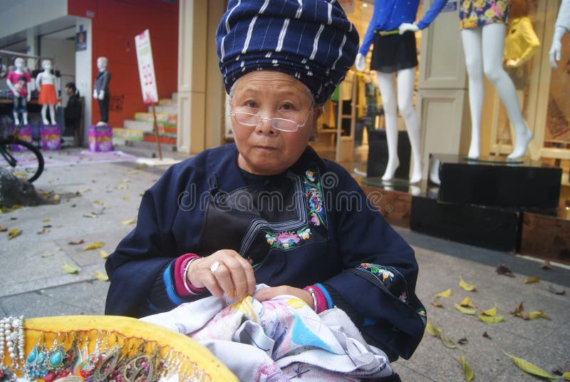 Shenzhen, Chiny: bubla Miao srebra biżuteria. Shenzhen Baoan Xixiang handlowa zwyczajna ulica, stara kobieta w sprzedaży Miao srebra biżuteria.