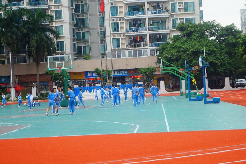 Shenzhen, Chiny: szkoły podstawowej boisko, szkoła podstawowa ucznie w fizycznej edukaci klasie obrazy royalty free Shenzhen, Chiny: szkoły podstawowej boisko, szkoła podstawowa ucznie w fizycznej edukaci klasie obrazy royalty free