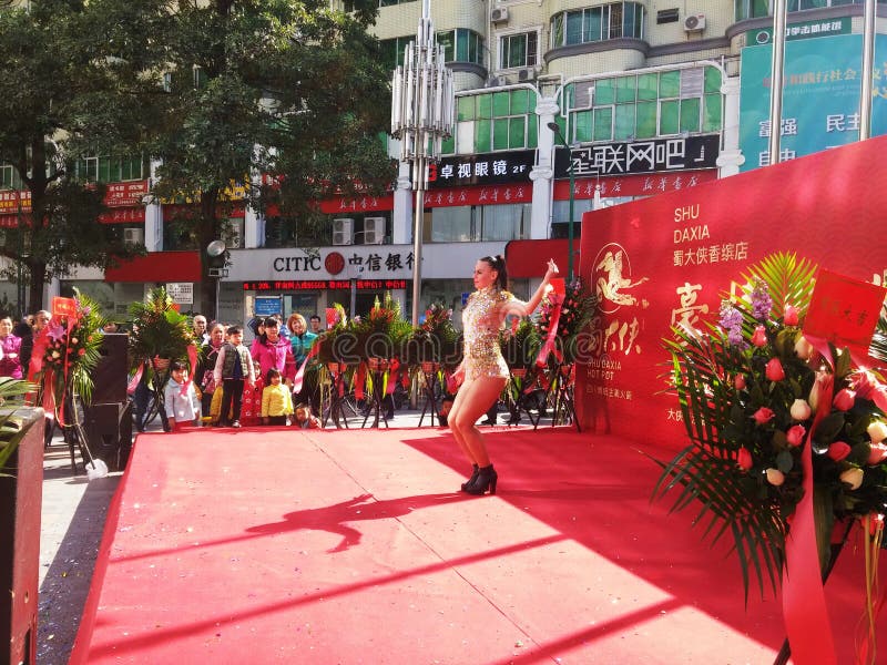 Shenzhen, Cina: cerimonia di spettacolo di apertura, ballo di prestazione del ` s delle donne