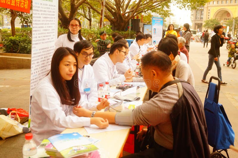 Shenzhen, Cina: medici in ospedali pubblici al trattamento medico della comunità gratis per i residenti immagini stock libere da diritti Shenzhen, Cina: medici in ospedali pubblici al trattamento medico della comunità gratis per i residenti immagini stock libere da diritti