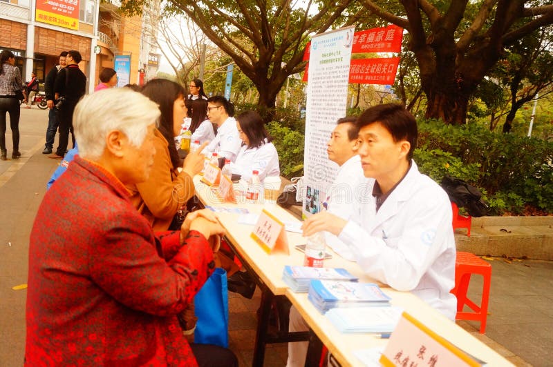 Shenzhen, Cina: medici in ospedali pubblici al trattamento medico della comunità gratis per i residenti fotografia stock libera da diritti Shenzhen, Cina: medici in ospedali pubblici al trattamento medico della comunità gratis per i residenti fotografia stock libera da diritti