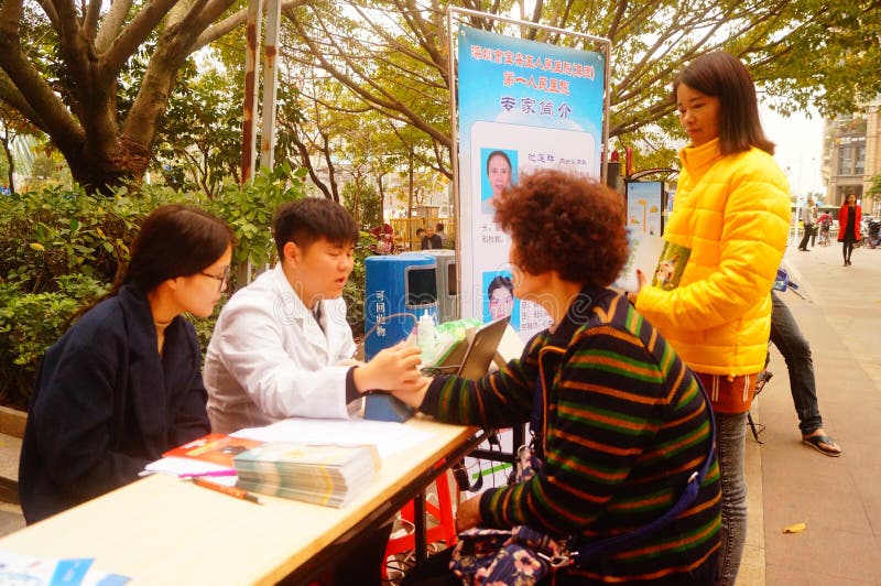 Shenzhen, Cina: medici in ospedali pubblici al trattamento medico della comunità gratis per i residenti fotografia stock libera da diritti Shenzhen, Cina: medici in ospedali pubblici al trattamento medico della comunità gratis per i residenti fotografia stock libera da diritti