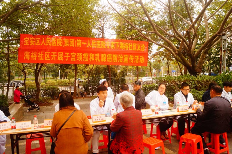 Shenzhen, Cina: medici in ospedali pubblici al trattamento medico della comunità gratis per i residenti fotografia stock libera da diritti Shenzhen, Cina: medici in ospedali pubblici al trattamento medico della comunità gratis per i residenti fotografia stock libera da diritti