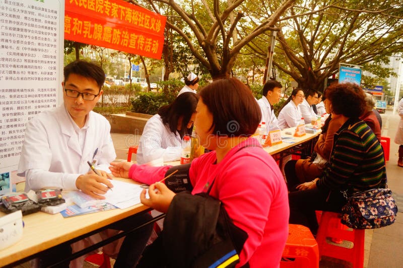 Shenzhen, Cina: medici in ospedali pubblici al trattamento medico della comunità gratis per i residenti fotografia stock Shenzhen, Cina: medici in ospedali pubblici al trattamento medico della comunità gratis per i residenti fotografia stock