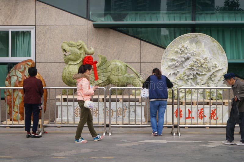 Shenzhen, Cina: mostra della statua della giada. Shenzhen Baoan Sports Center, organizzato la statua della giada di mostra