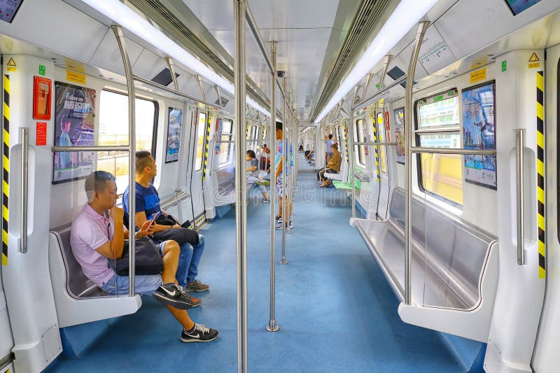 Interior de um comboio do metro de Shenzhen, China fotografia de stock royalty free