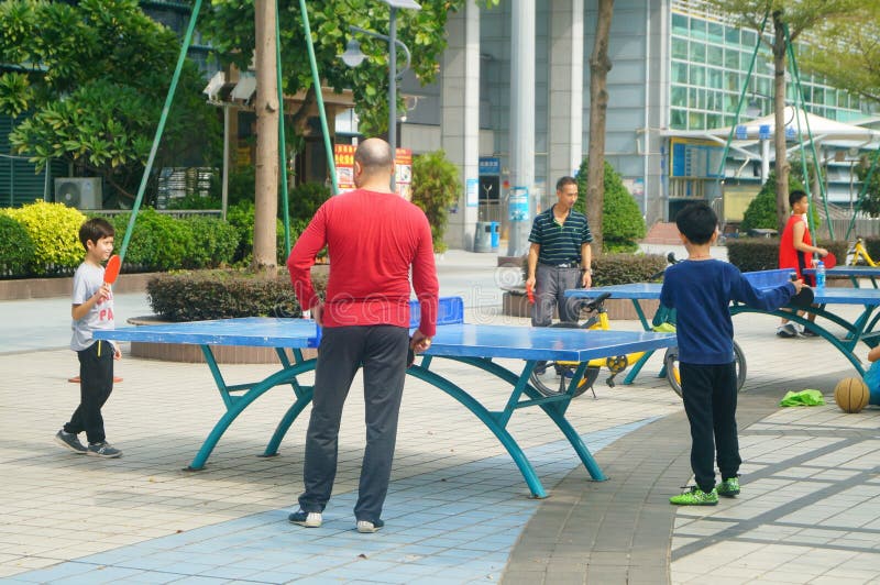 Shenzhen Kina: Barn som spelar bordtenniskondition royaltyfri fotografi Shenzhen Kina: Barn som spelar bordtenniskondition royaltyfri fotografi