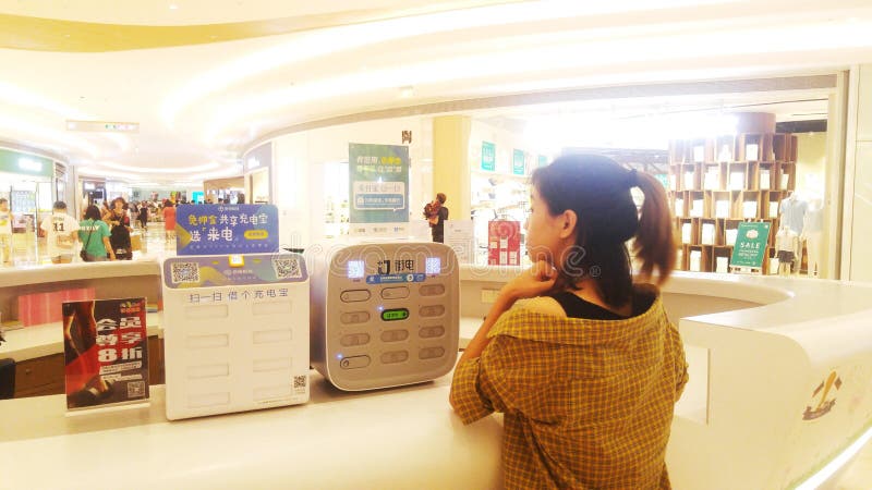In the shopping mall, the charging facilities are shared to facilitate public visitors to charge their phones. In the shopping mall, the charging facilities are shared to facilitate public visitors to charge their phones.