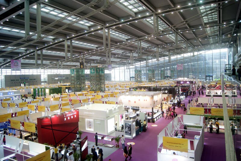 Shenzhen Kina: Internationell guld- smyckenmässa royaltyfria foton Shenzhen Kina: Internationell guld- smyckenmässa royaltyfria foton