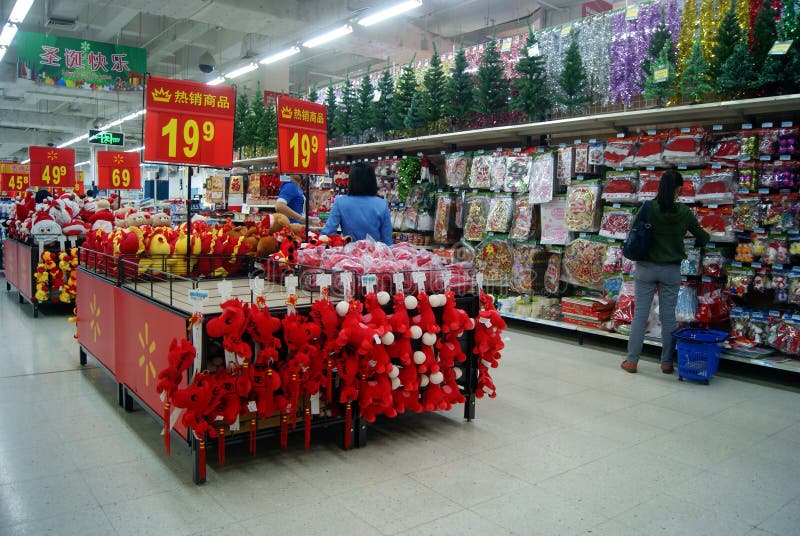 Miami Floridausa 12022019 : Walmart Decorado Para O Natal. Mercadorias Para  Decoração De Ano Novo. Linhas Com Produtos Fotografia Editorial - Imagem de  decorado, alimento: 193169757